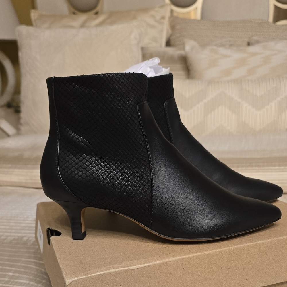 Clarks Black Leather Ankle Booties with Textured Detail Size 7.5